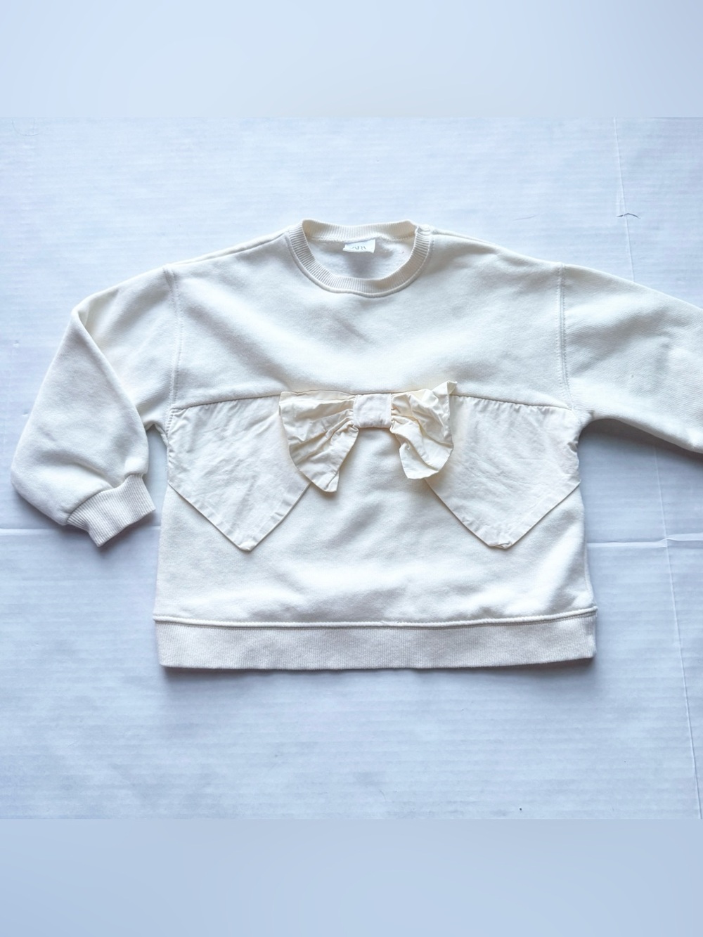Zara Girl Bow Applique Sweatshirt in Cream size 6Y